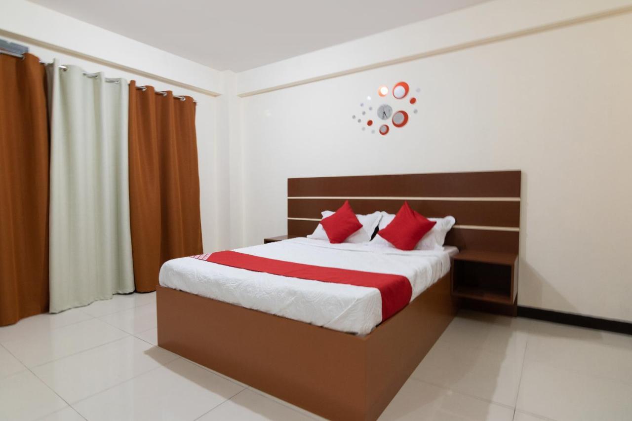 Oyo 578 Red Velvet Suites Manila Esterno foto