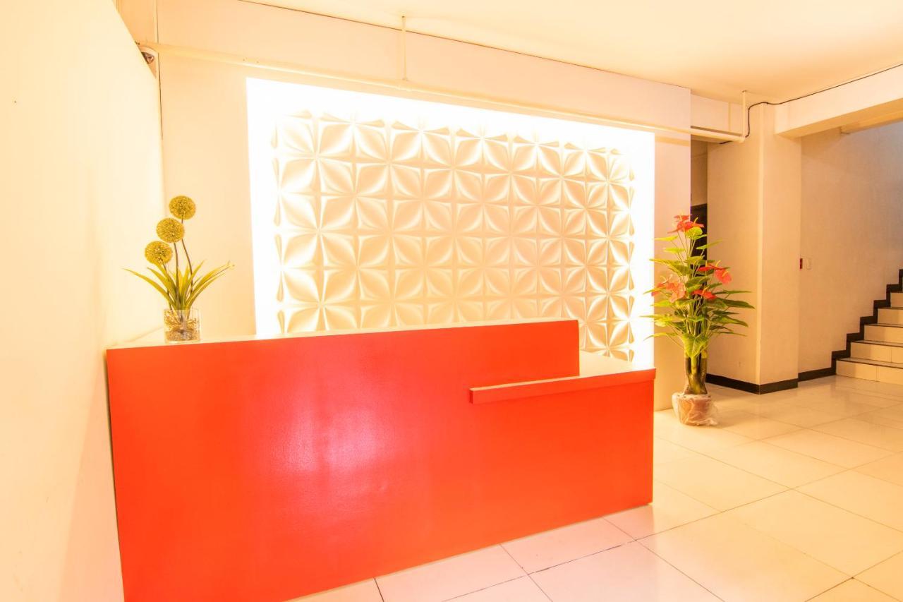 Oyo 578 Red Velvet Suites Manila Esterno foto